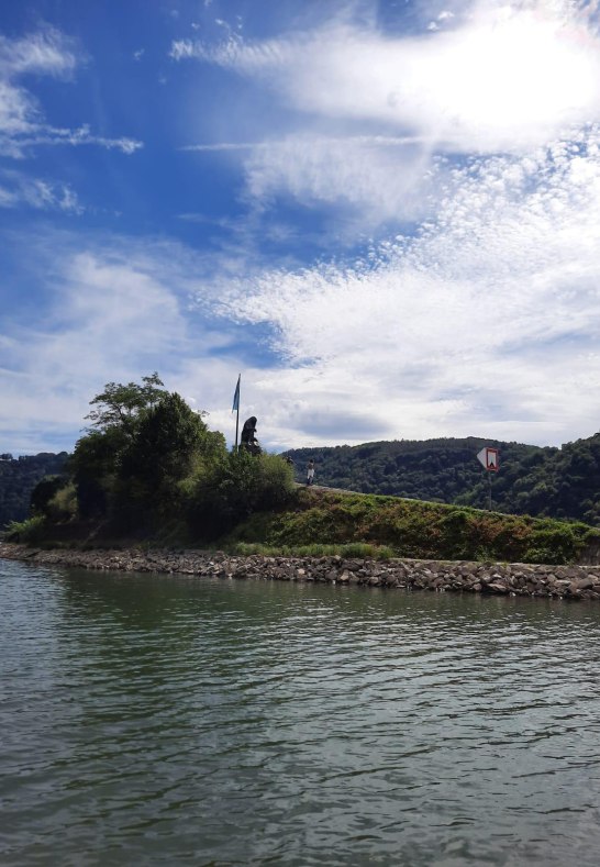 Statue am Rhein | &copy; Fioan Brost