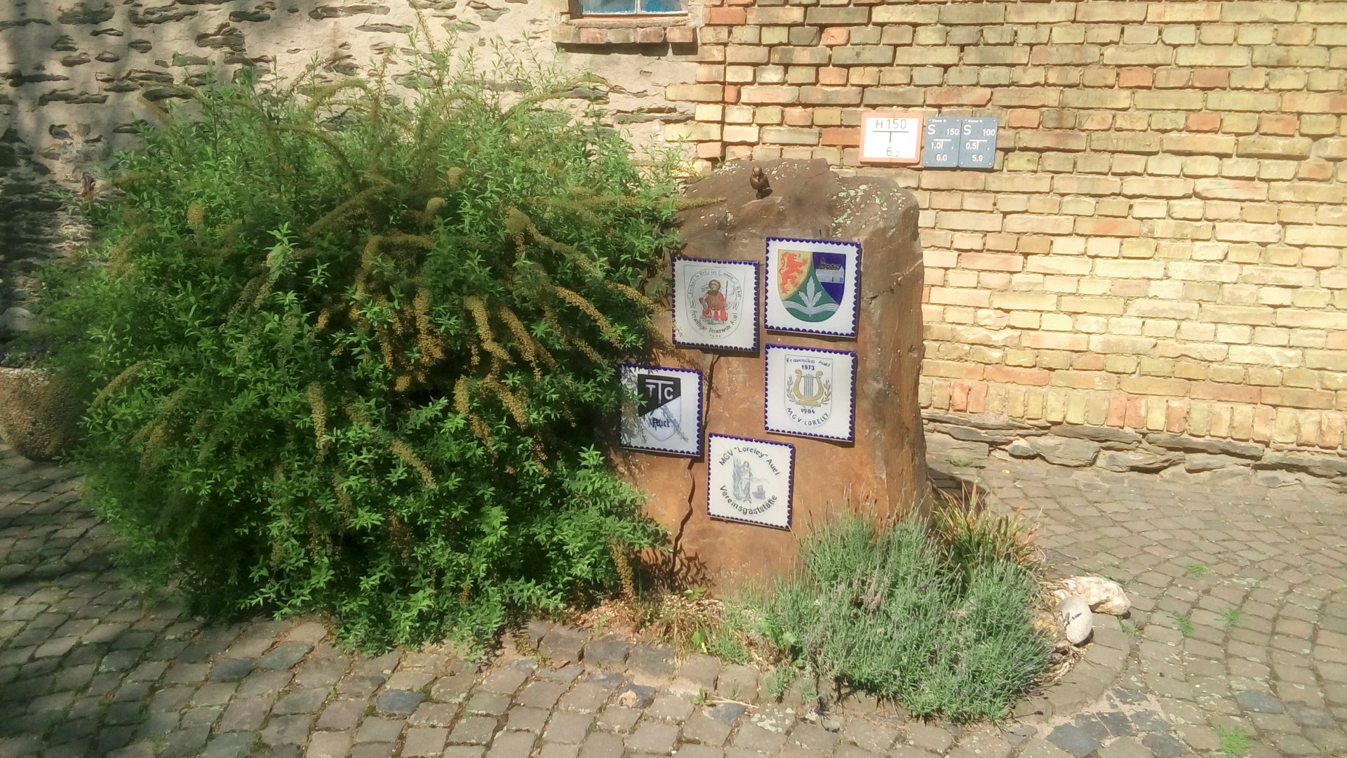 Stein in der Ortsmitte / Orts- und Vereinswappen | &copy; V.O.