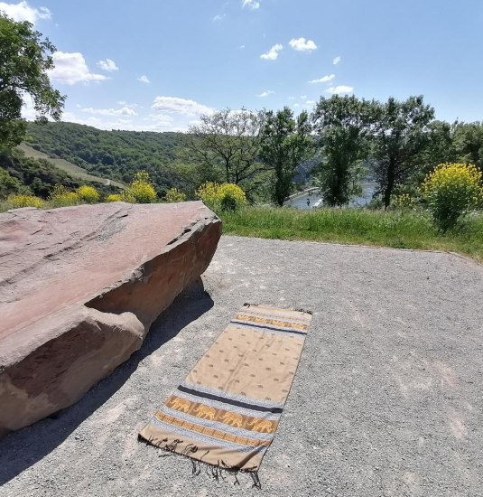 Yoga auf der Loreley | © Dorothe Struschka