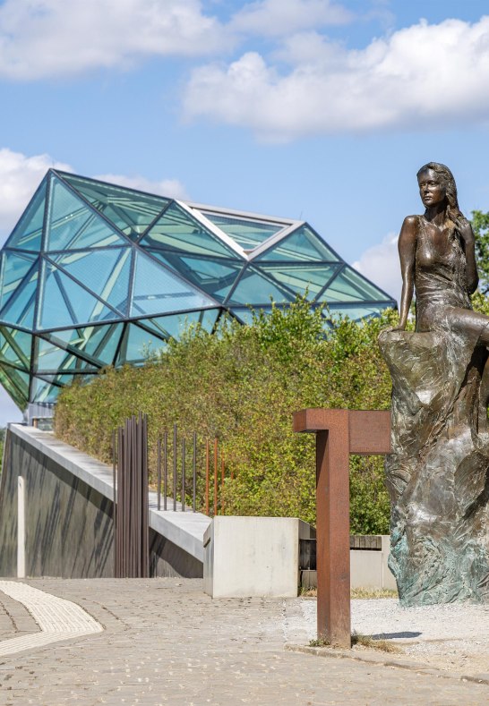Statue mit Gläsernem Fels | © Lars Gruber